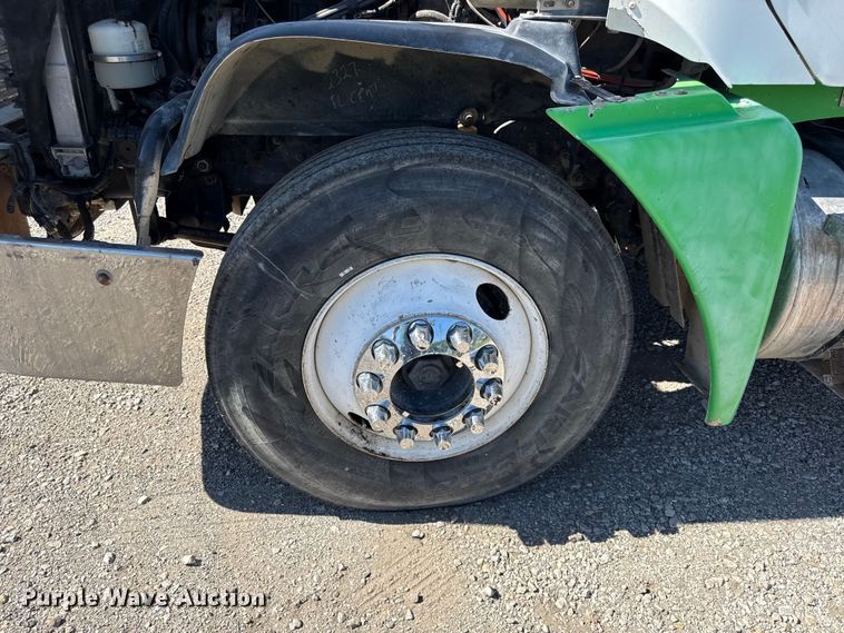 image for item EN0422 1998 Freightliner Columbia semi truck