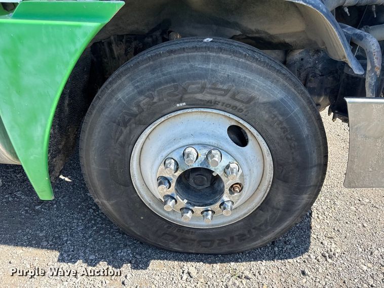 image for item EN0422 1998 Freightliner Columbia semi truck