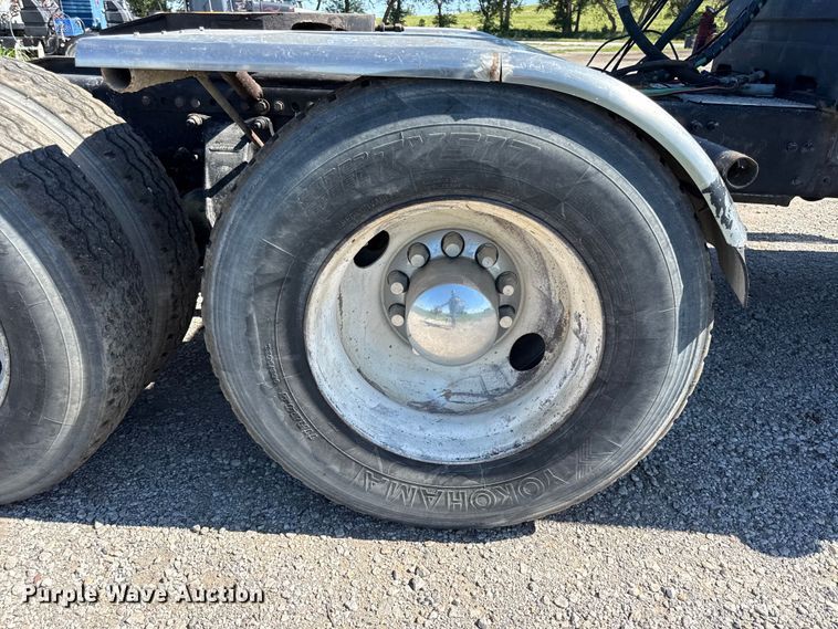 image for item EN0422 1998 Freightliner Columbia semi truck