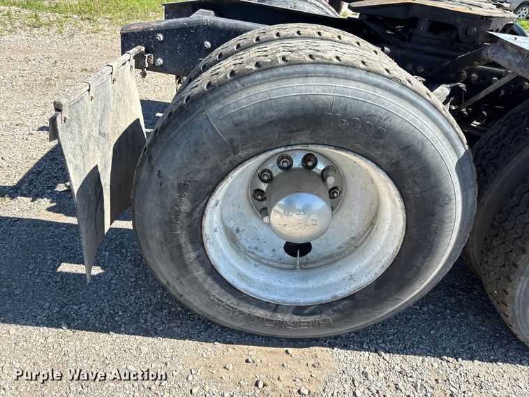 image for item EN0422 1998 Freightliner Columbia semi truck