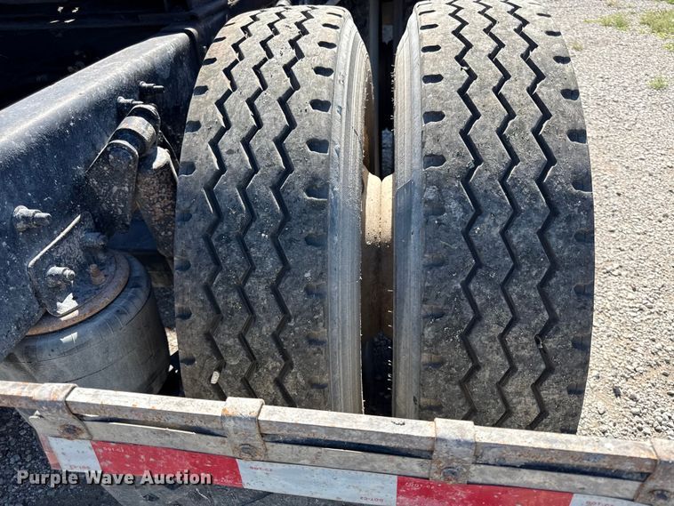 image for item EN0422 1998 Freightliner Columbia semi truck
