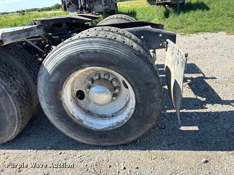 image for item EN0422 1998 Freightliner Columbia semi truck