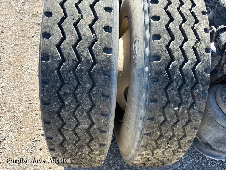 image for item EN0422 1998 Freightliner Columbia semi truck