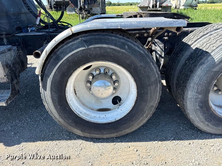 image for item EN0422 1998 Freightliner Columbia semi truck