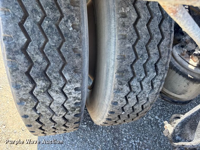 image for item EN0422 1998 Freightliner Columbia semi truck