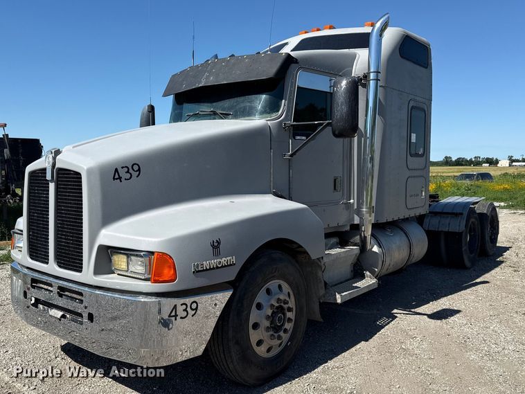 image for item EN0423 1999 Kenworth T800 semi truck