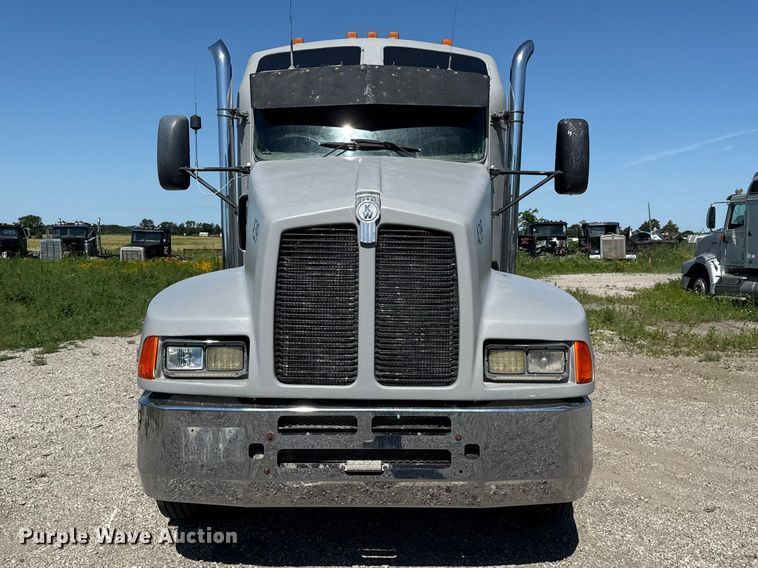 image for item EN0423 1999 Kenworth T800 semi truck