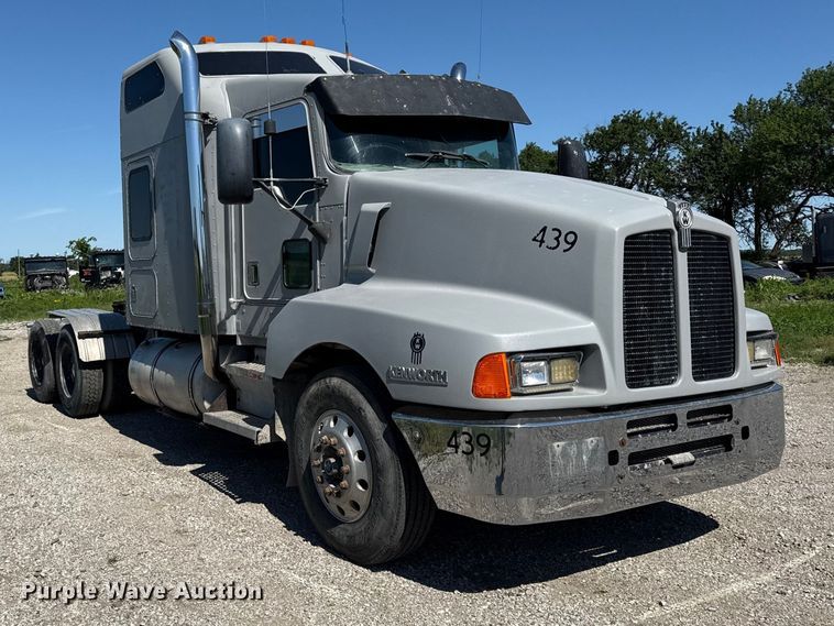 image for item EN0423 1999 Kenworth T800 semi truck