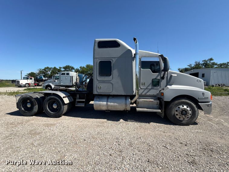 image for item EN0423 1999 Kenworth T800 semi truck