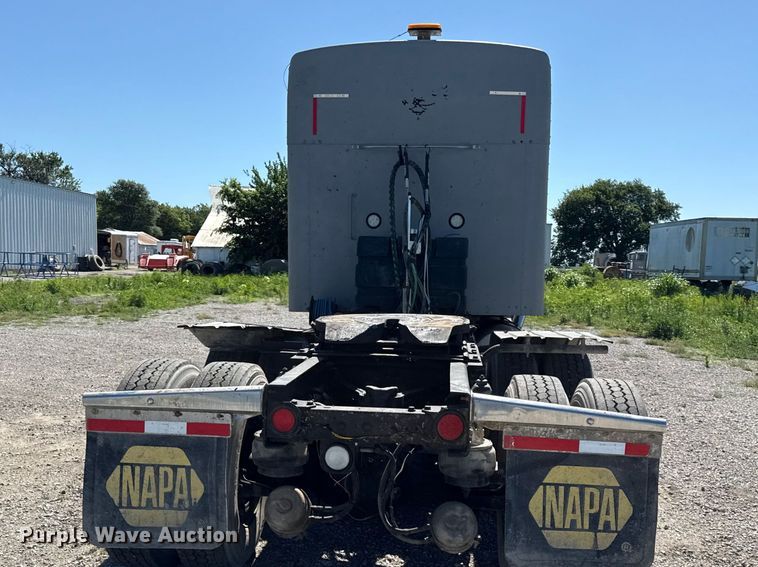 image for item EN0423 1999 Kenworth T800 semi truck