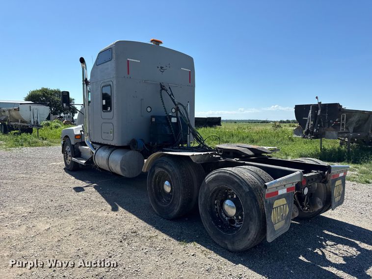 image for item EN0423 1999 Kenworth T800 semi truck