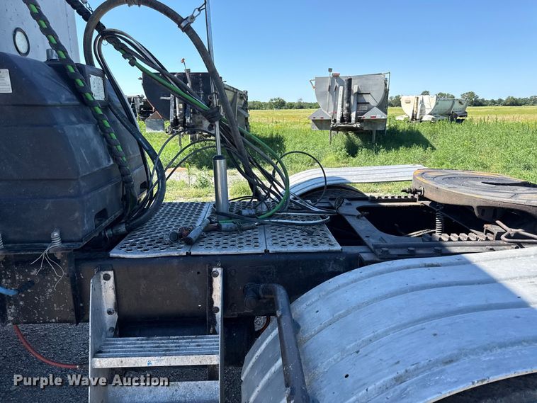 image for item EN0423 1999 Kenworth T800 semi truck