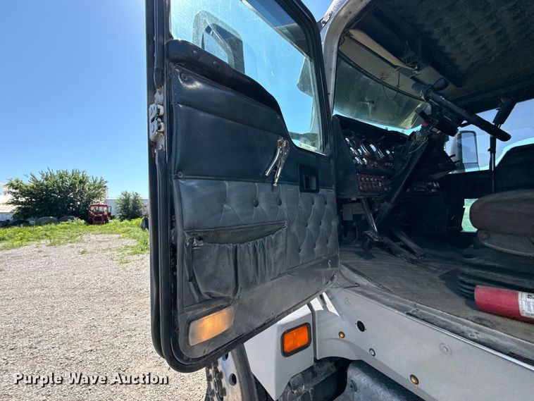 image for item EN0423 1999 Kenworth T800 semi truck