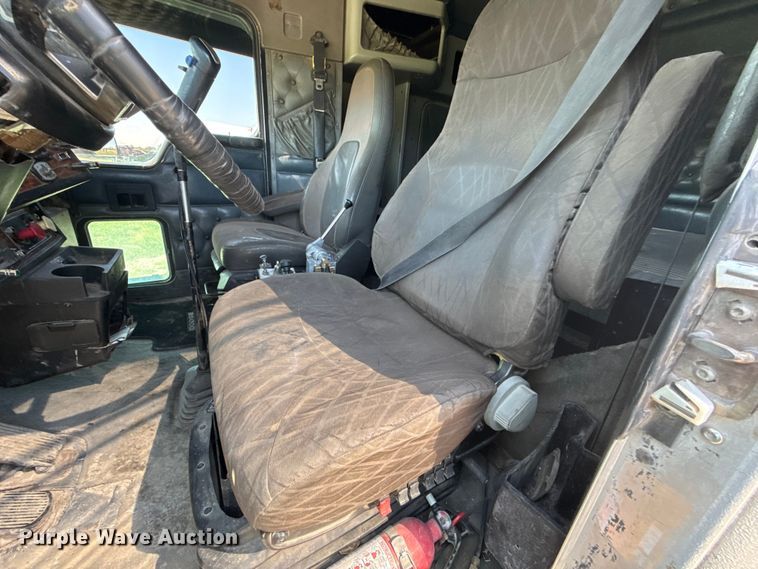image for item EN0423 1999 Kenworth T800 semi truck