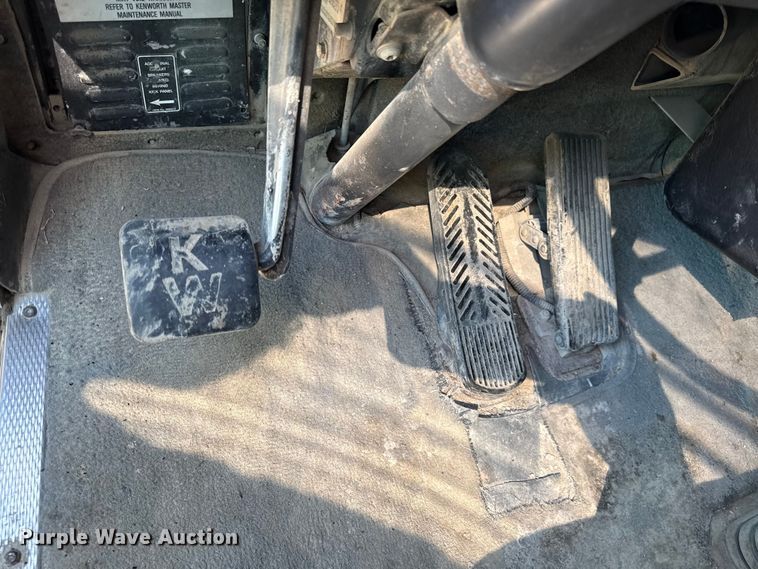 image for item EN0423 1999 Kenworth T800 semi truck