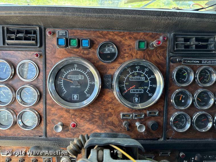 image for item EN0423 1999 Kenworth T800 semi truck