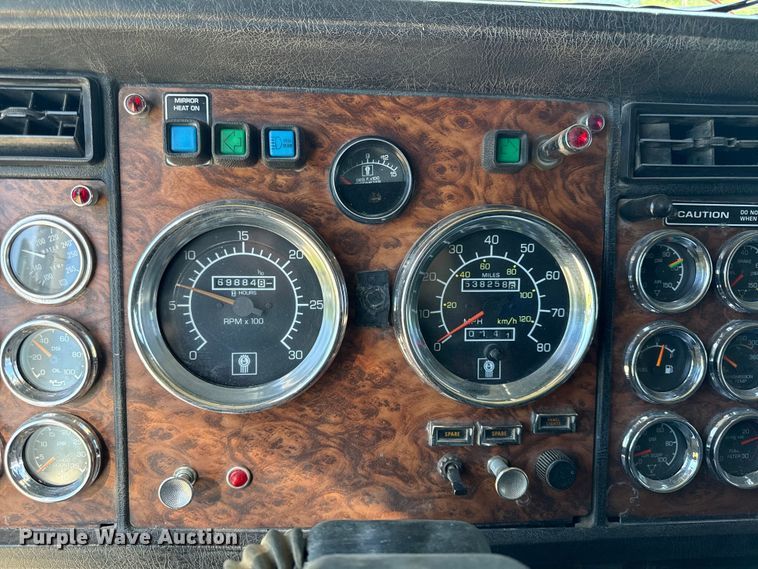 image for item EN0423 1999 Kenworth T800 semi truck