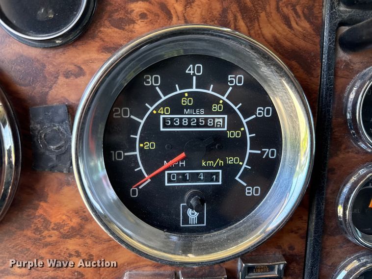 image for item EN0423 1999 Kenworth T800 semi truck