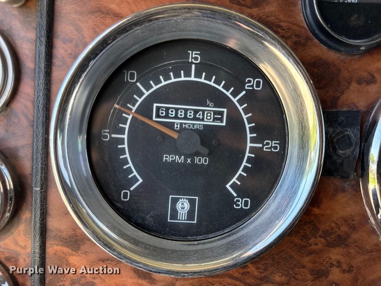 image for item EN0423 1999 Kenworth T800 semi truck