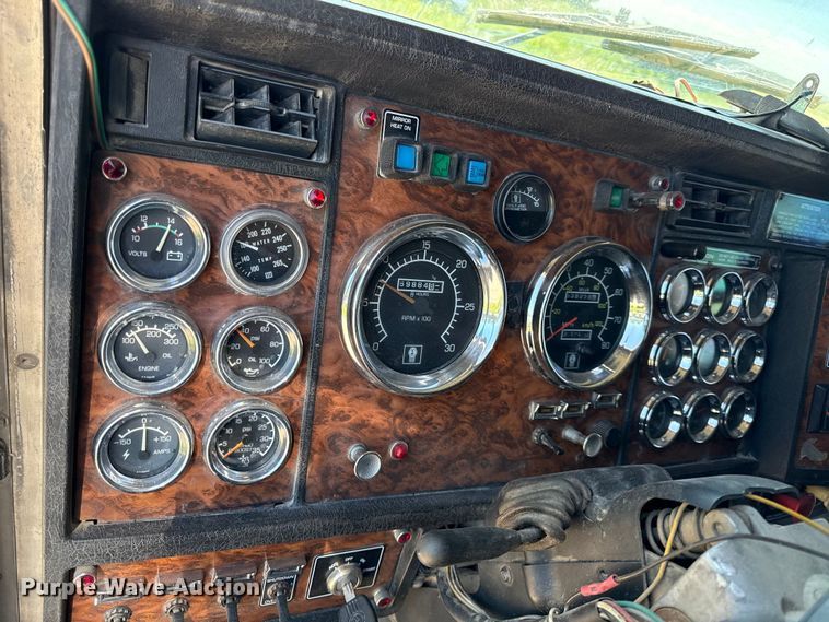 image for item EN0423 1999 Kenworth T800 semi truck
