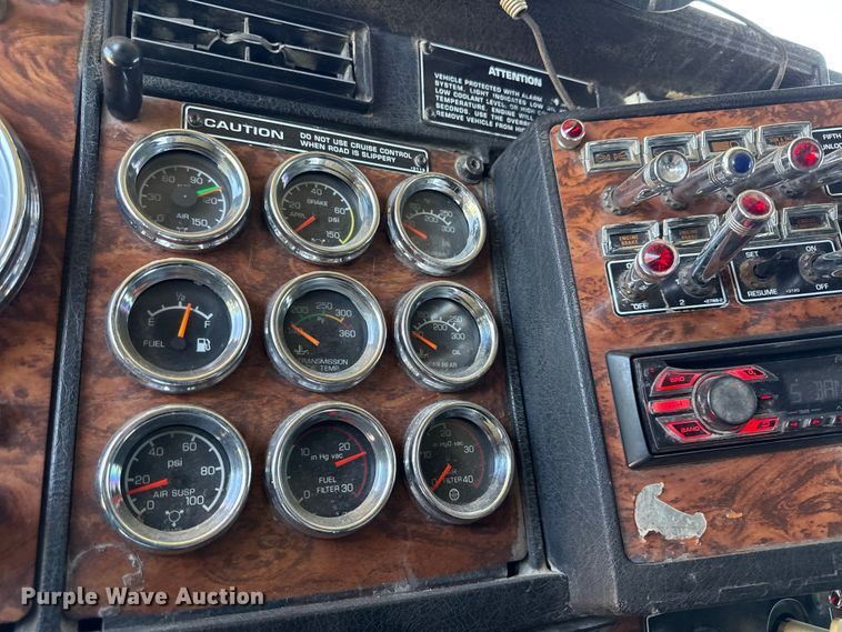 image for item EN0423 1999 Kenworth T800 semi truck