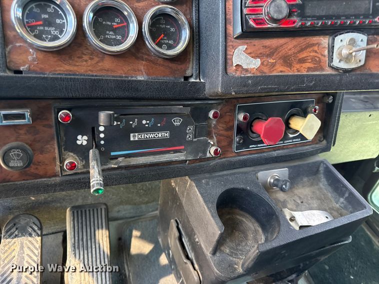 image for item EN0423 1999 Kenworth T800 semi truck