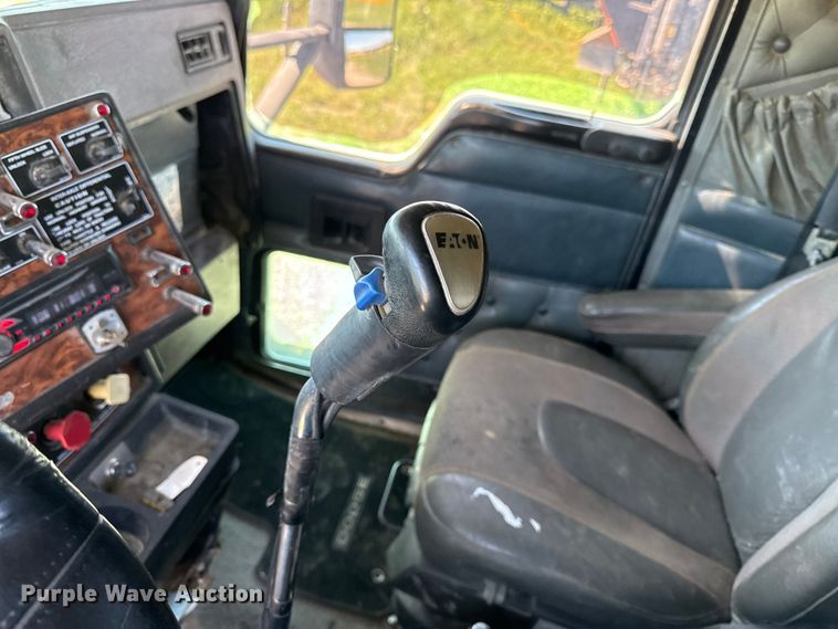 image for item EN0423 1999 Kenworth T800 semi truck