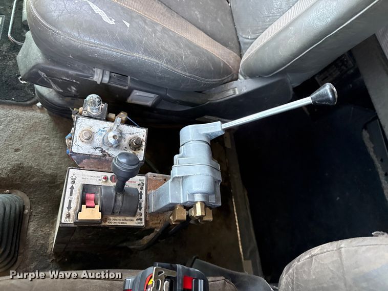 image for item EN0423 1999 Kenworth T800 semi truck