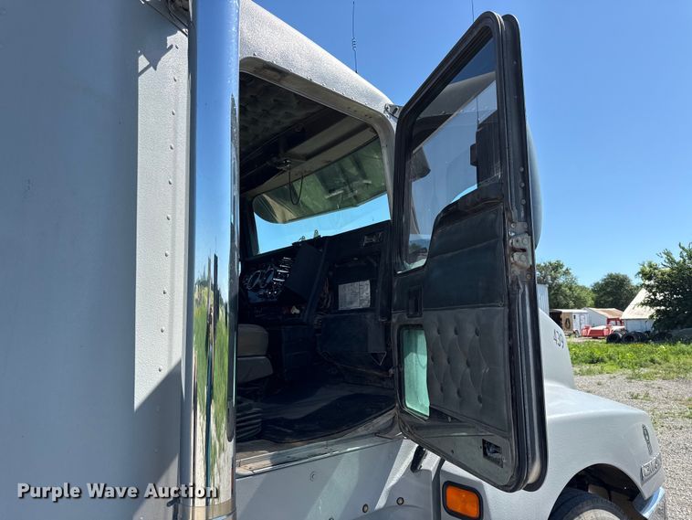 image for item EN0423 1999 Kenworth T800 semi truck
