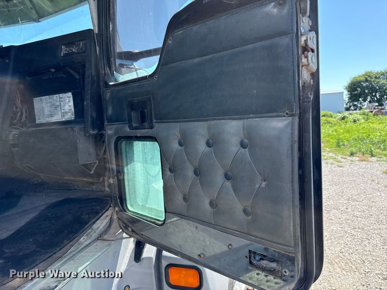 image for item EN0423 1999 Kenworth T800 semi truck