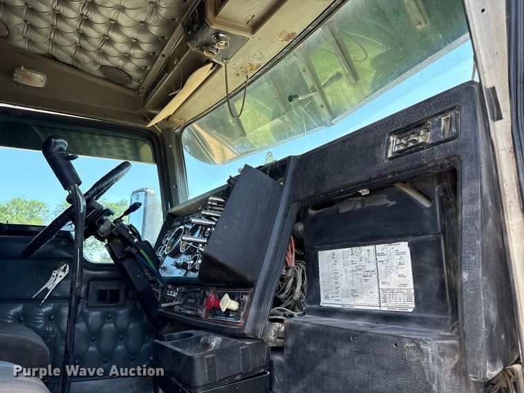image for item EN0423 1999 Kenworth T800 semi truck
