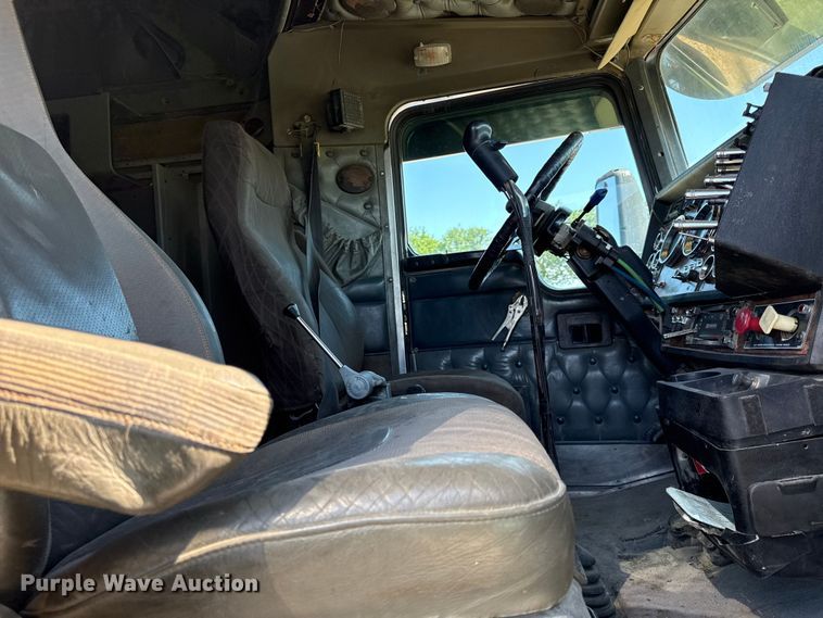 image for item EN0423 1999 Kenworth T800 semi truck
