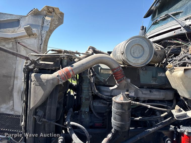 image for item EN0423 1999 Kenworth T800 semi truck