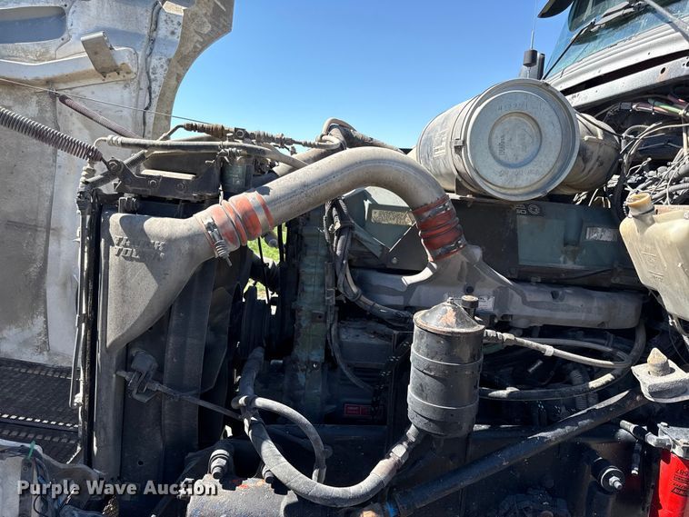 image for item EN0423 1999 Kenworth T800 semi truck