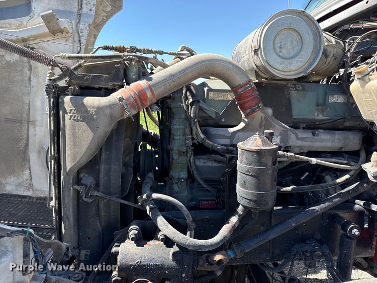 image for item EN0423 1999 Kenworth T800 semi truck