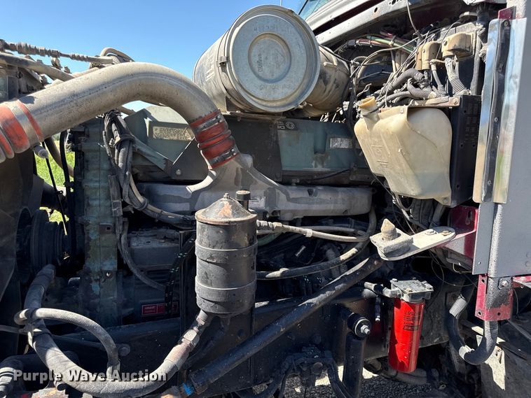 image for item EN0423 1999 Kenworth T800 semi truck