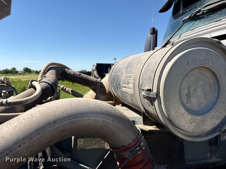image for item EN0423 1999 Kenworth T800 semi truck