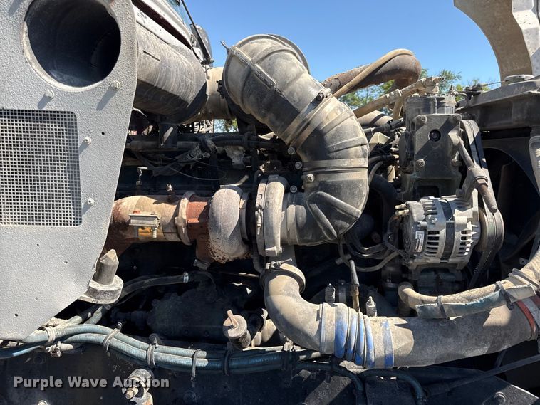 image for item EN0423 1999 Kenworth T800 semi truck