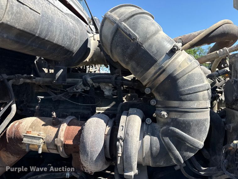 image for item EN0423 1999 Kenworth T800 semi truck