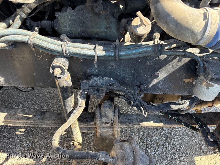 image for item EN0423 1999 Kenworth T800 semi truck