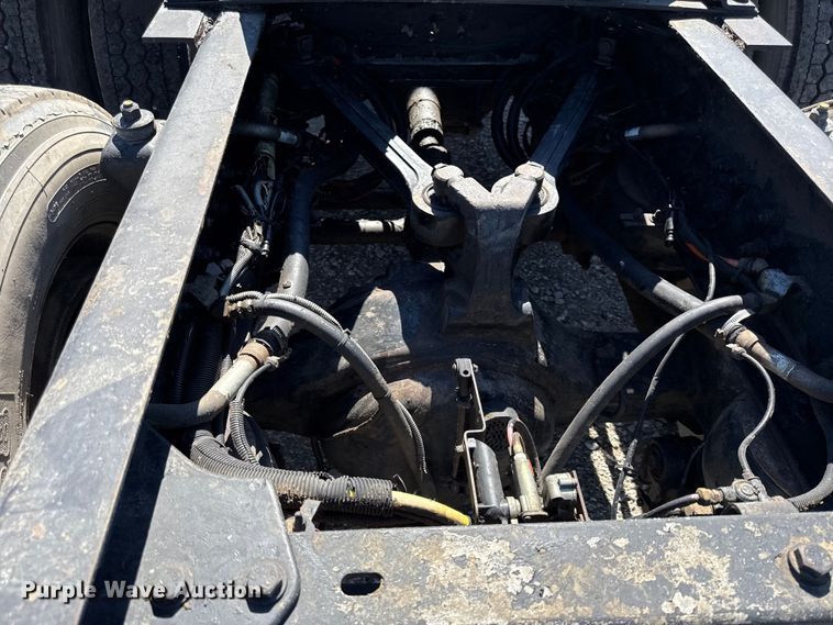image for item EN0423 1999 Kenworth T800 semi truck