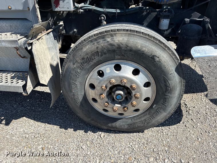 image for item EN0423 1999 Kenworth T800 semi truck