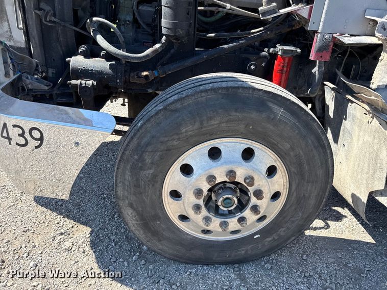 image for item EN0423 1999 Kenworth T800 semi truck