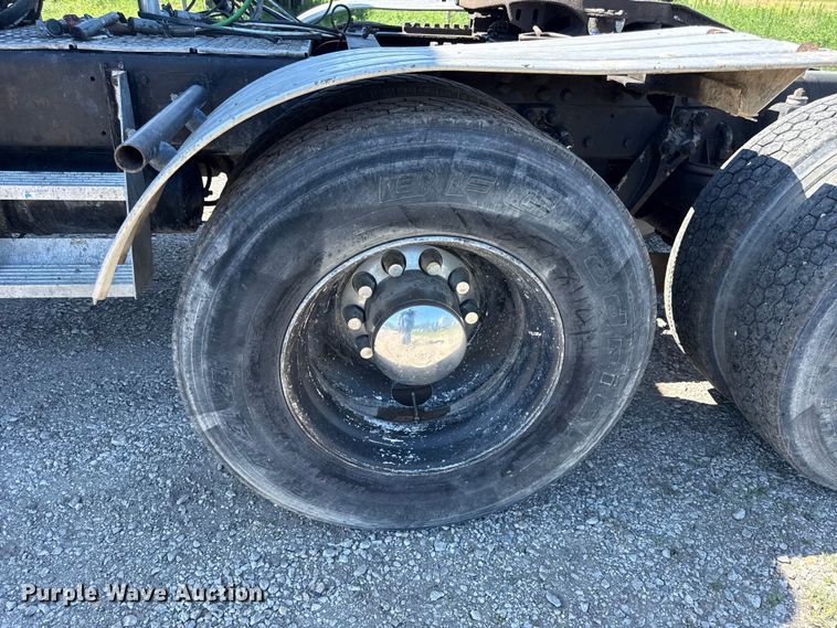 image for item EN0423 1999 Kenworth T800 semi truck