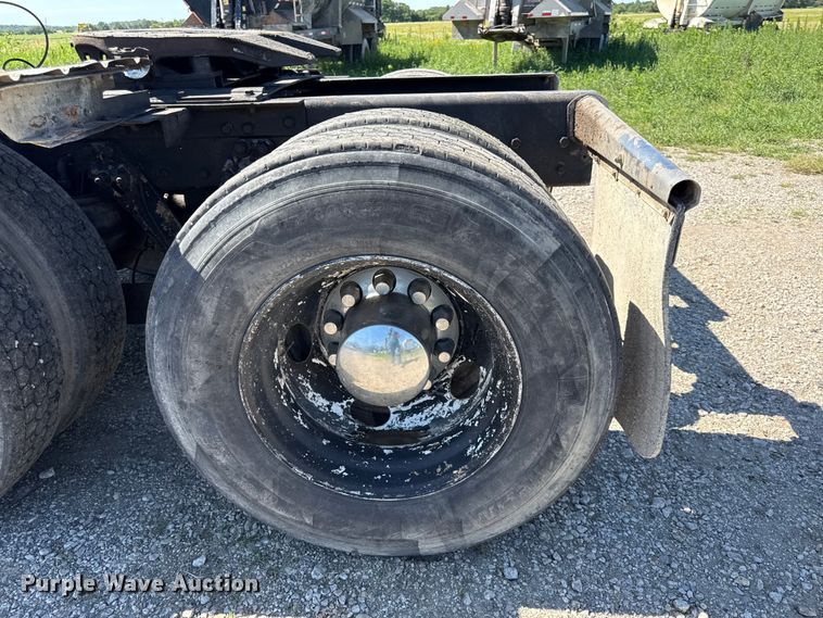 image for item EN0423 1999 Kenworth T800 semi truck