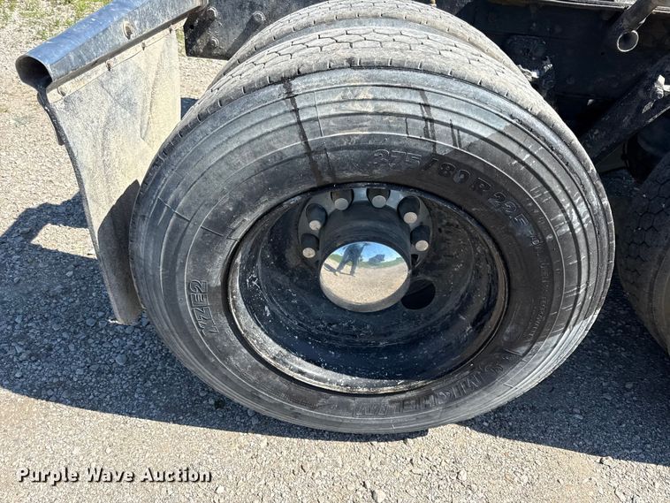 image for item EN0423 1999 Kenworth T800 semi truck