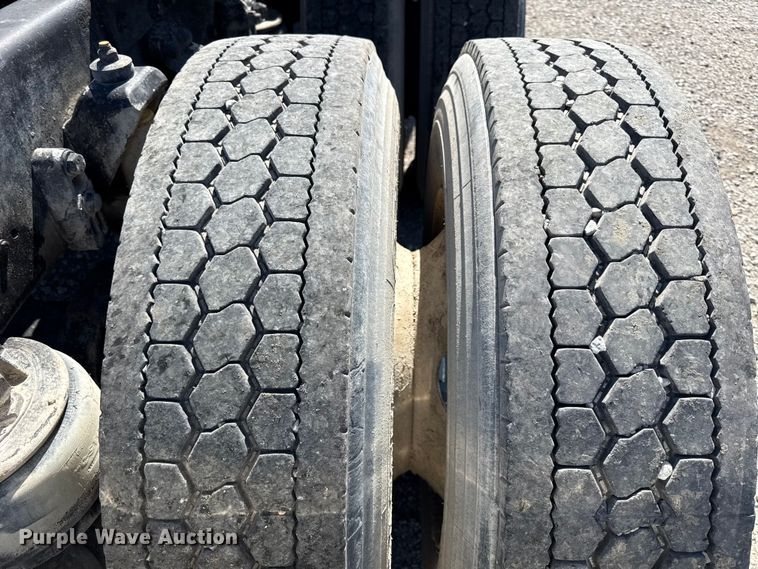 image for item EN0423 1999 Kenworth T800 semi truck