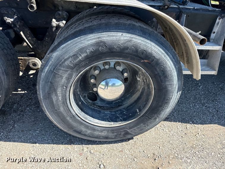 image for item EN0423 1999 Kenworth T800 semi truck