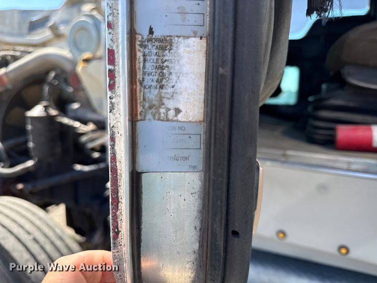 image for item EN0423 1999 Kenworth T800 semi truck