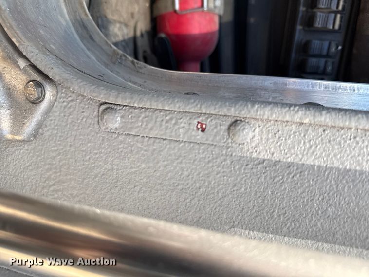 image for item EN0423 1999 Kenworth T800 semi truck